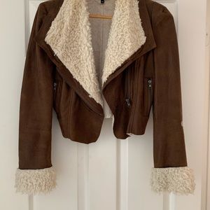 Gorgeous woman jacket, fairy inside has a zipper very warm jacket.